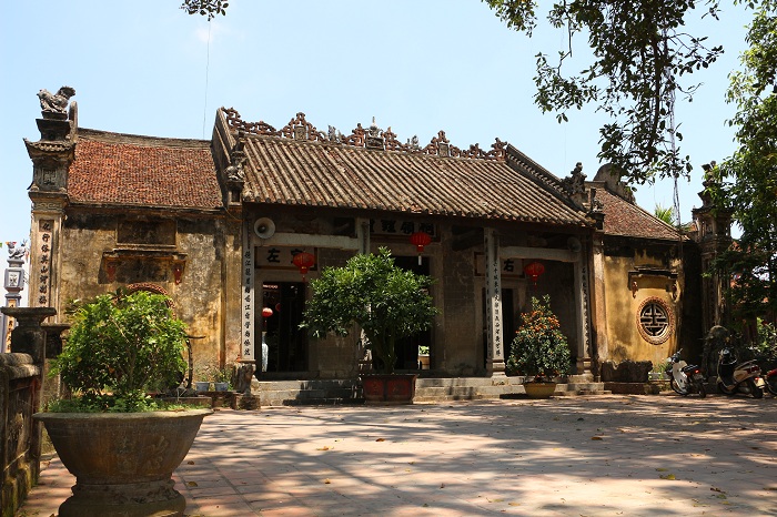 nom village close to hanoi communal house